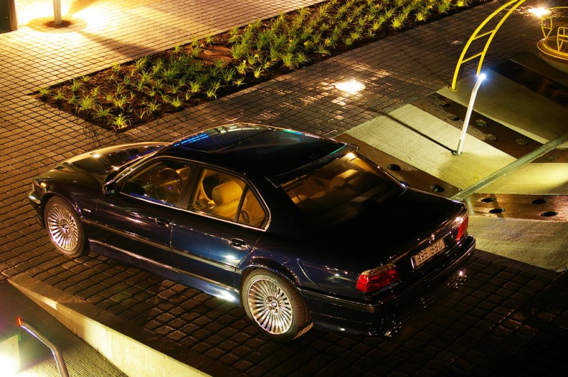 Bmw_e38_at_night_II_by_ShadowPhotography.jpg