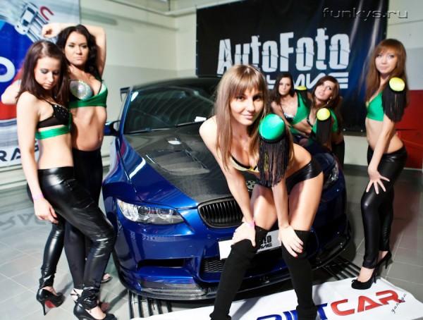 2011-AvtoFotoBezumie-Tuning-Show-Tuned-Blue-Painted-BMW-Pretty-Green-Themed-Girls-600x454.jpg