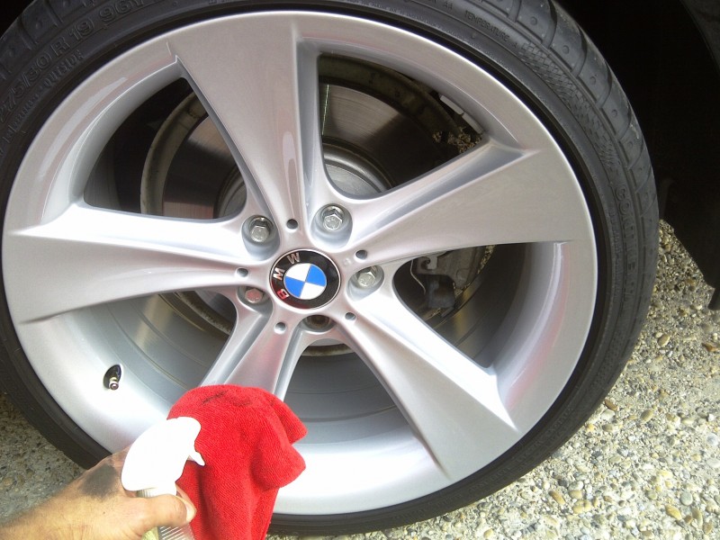 bmw5 vyčistené disky tiež dostali vosk.jpg