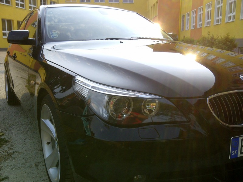 bmw5 vysledok po navoskovaní kapota ako čierne zrkadlo.jpg