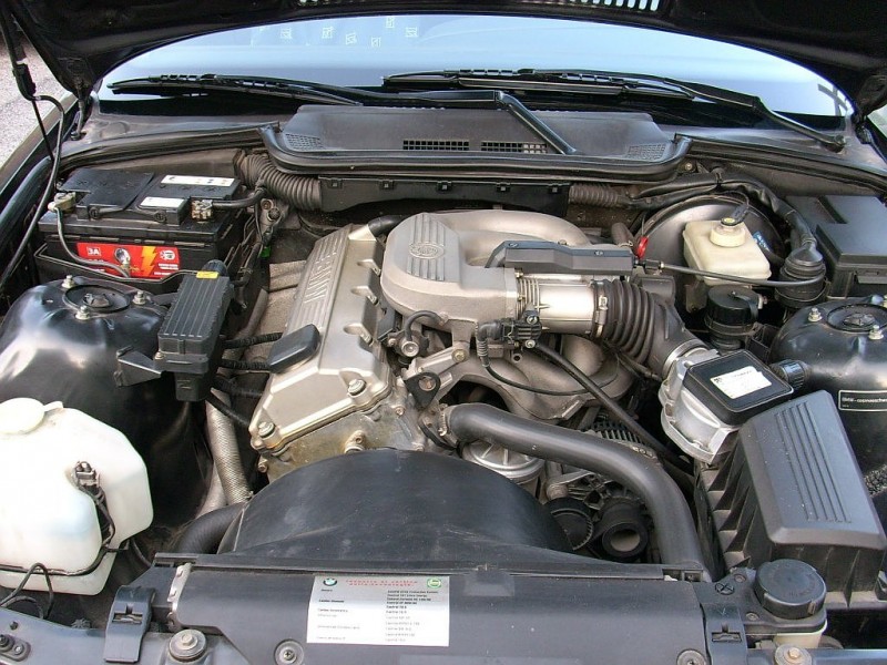 Bmw_316_e36_engine_bay-2.jpg