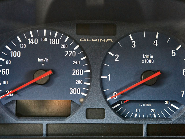 epcp_0806_12_z+1996_alpina_b8_4_6_sedan_gauges+interior_view.jpg