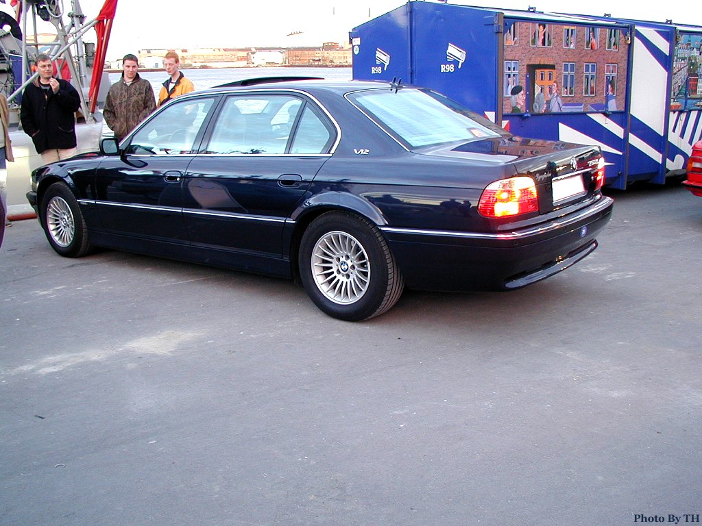 BMW_750iL_01.jpg