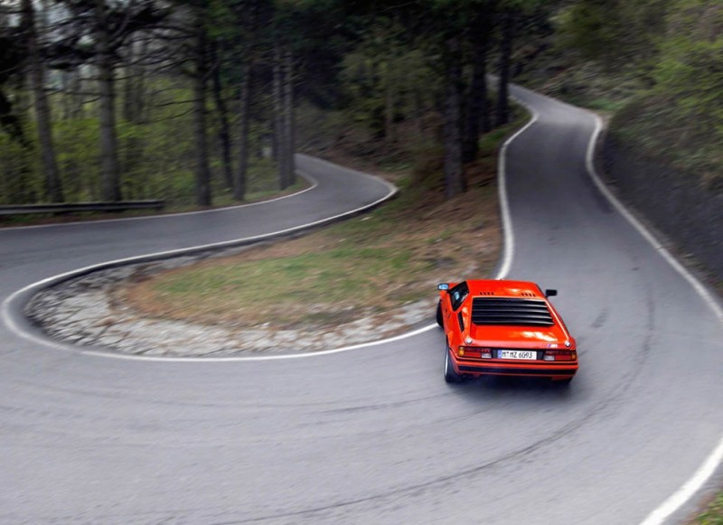 bmw_m1_drifting.jpg