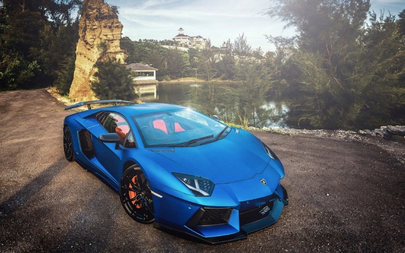 lamborghini-aventador-lp700-parking-wallpaper-1680x1050.jpg