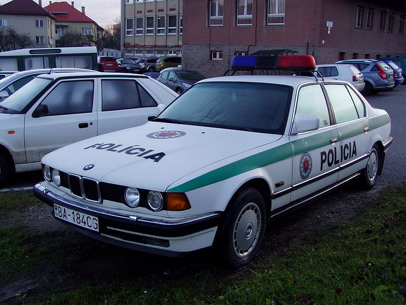 800px-Policajné_auto_BMW;_Slovak_police_car_BMW;_la_coche_de_policía_de_Eslovaquia_BMW.JPG