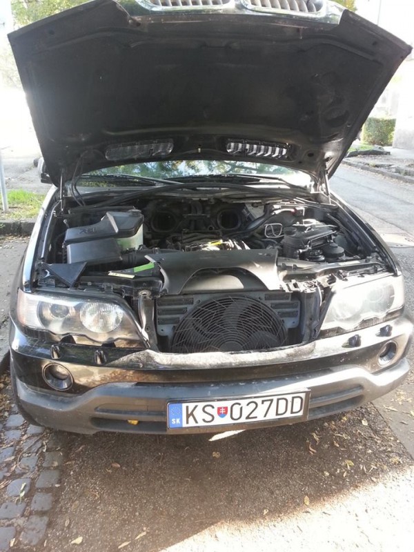 pod kapotou.jpg
