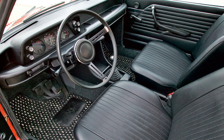 c12_0612_12z+1972_bmw_2002_tii+interior.jpg