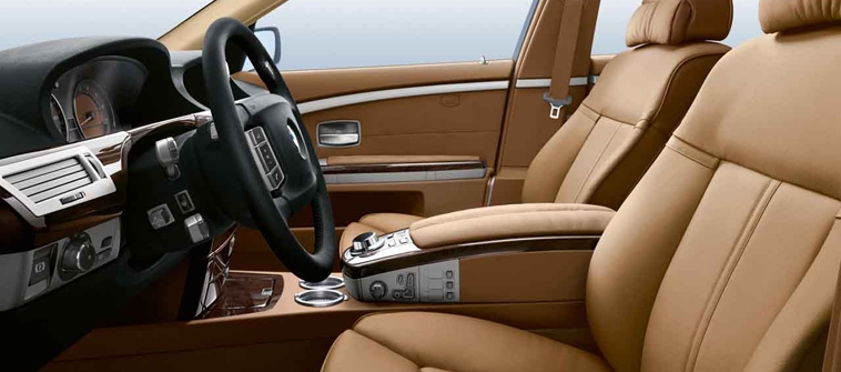 2008_BMW_750i_Sedan_interior.jpg
