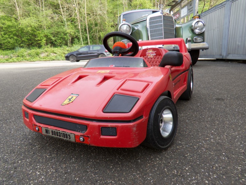 Kinderauto_-Ferrari_F40_1.jpg