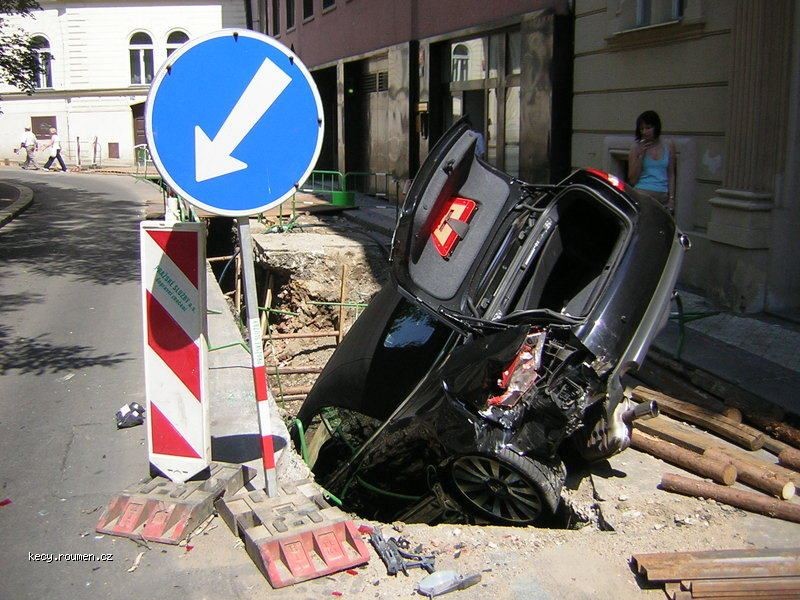 blondyna_a_velke_porsche_2.jpg