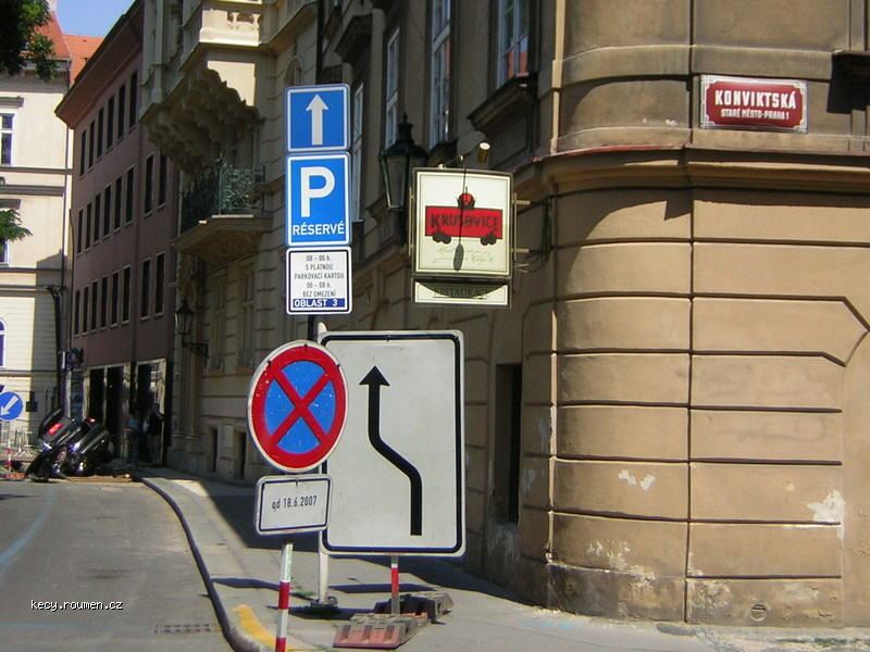 blondyna_a_velke_porsche_1.jpg