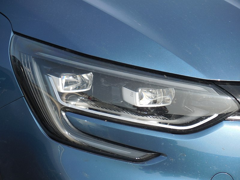 800px-Renault_Megane_IV_-_headlights_(LED_Pure_Vision).jpg
