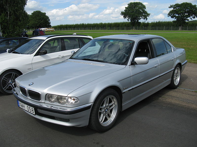800px-BMW_750i_E38_(7719664024).jpg