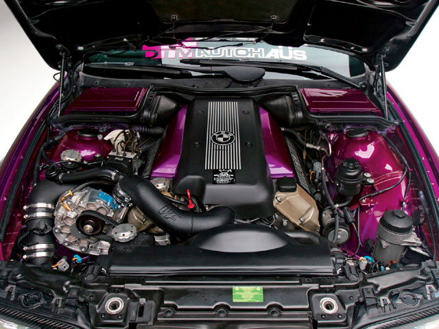 eurp_0703_08z+1999_bmw_540i+engine_bay.jpg