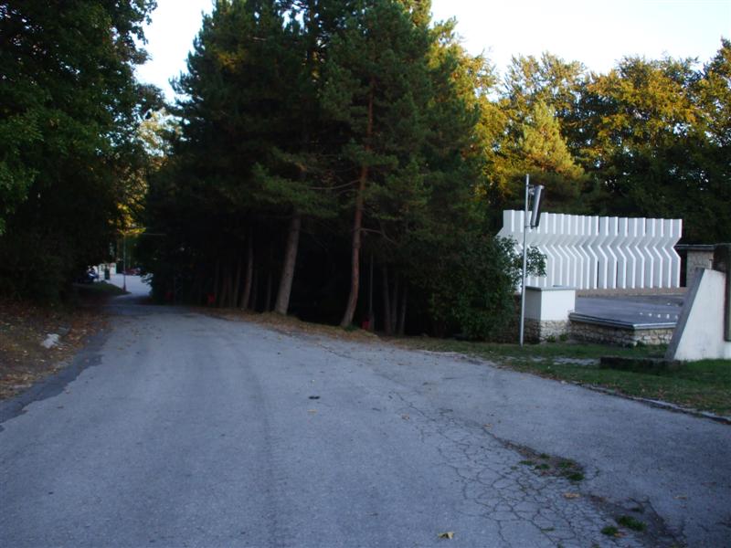 prijazdovka pri hotel (Medium).JPG