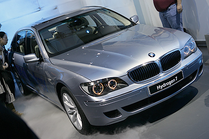 08_BMW_hydrogen7_frontangle_tor_430.jpg