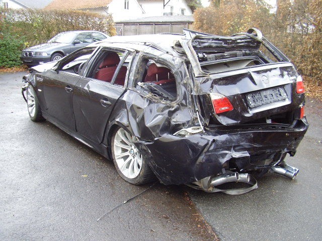 car_crash_bmw_m5_touring_004.jpg