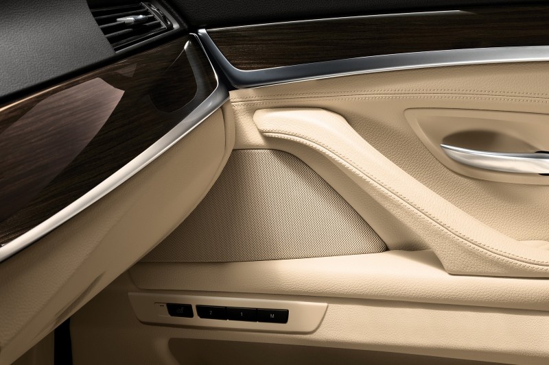 2011_bmw_5series_det_fd_1_1600.jpg