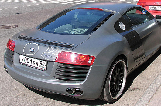 Audi-BMW-R8-lolz-02.jpg